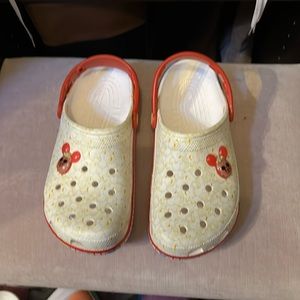 New without tags Disney Popcorn Crocs Women’s 9 Men’s 7